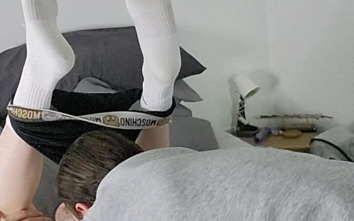 Twotwinkhusbands: イギリスの若者は、ビデオFOTで彼のお尻を食べる1回目