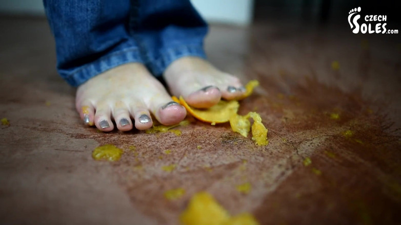 Czech Soles - foot fetish content: Je écrase les fruits et tu me lèches les pieds !