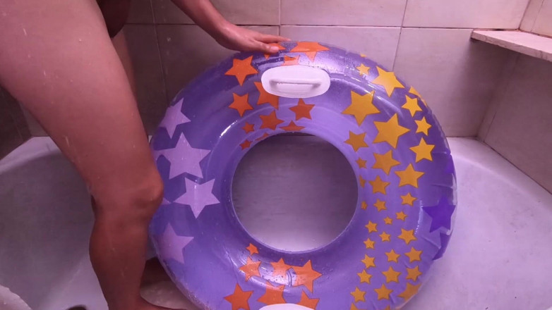 Inflatable Lovers: Şişme yüzme halkalı banyo