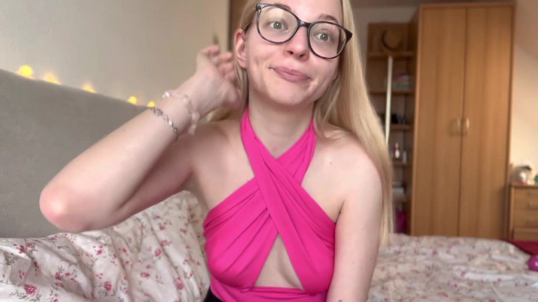 Goddess_Bella_Rae: Phải làm gì nếu cô ấy thích đồ chơi hơn bạn