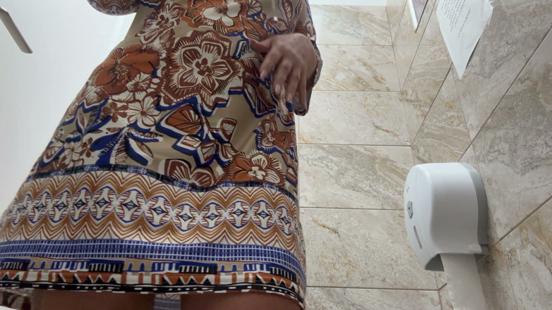 Step Mommy: セクシーなMILFが公衆トイレで激しいオーガズムを迎える
