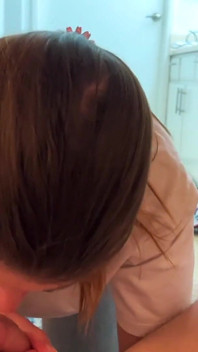 Ein hübsches mädchen in den mund gefickt, sperma auf ihrem gesicht