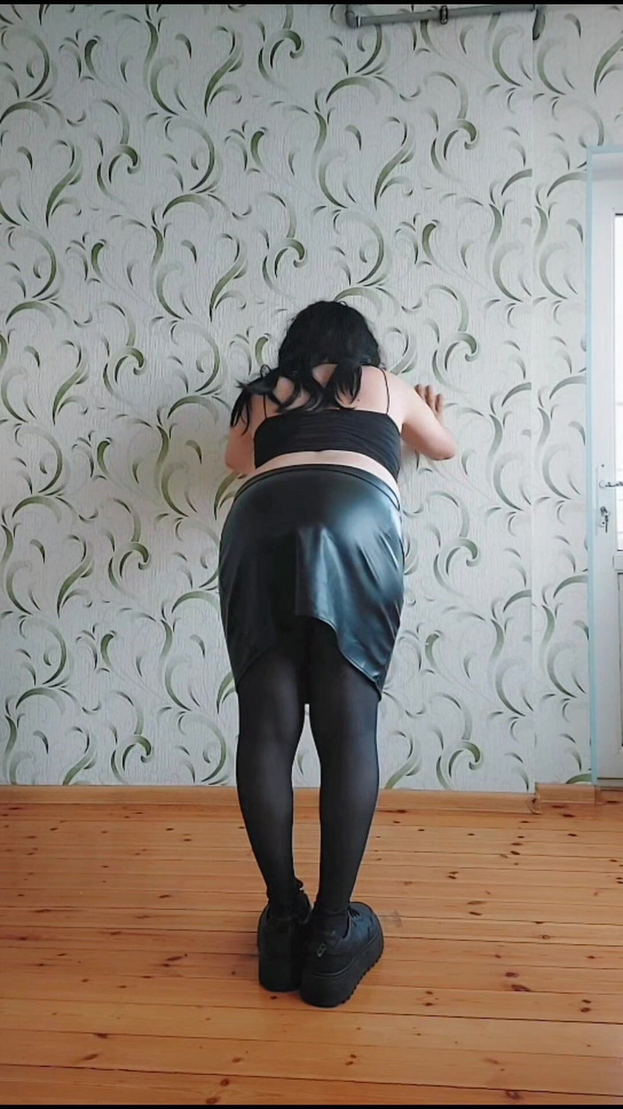 Kitty_Cross: Mooie gothic prinses femboy in leren rok en hete panty,...