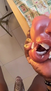 Esperienza di scopata in gola con un giocattolo bbc