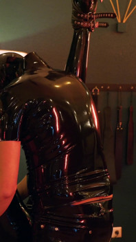 Curvă germană în latex plesnită, futută cu pumnul și gâdilată