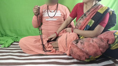 Pyaripooja22: Sanyasi kocası meditasyon yaparken karısı tarafından sikişiyor.