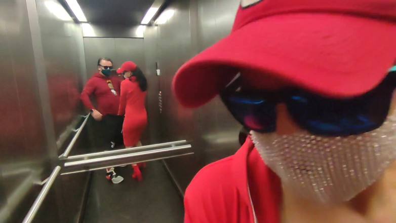 DedeDeville: Sexo muito arriscado em um elevador com a vizinha gostosa...