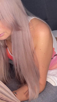 Schöne schöne blondine liebt es zu lesen und zu masturbieren