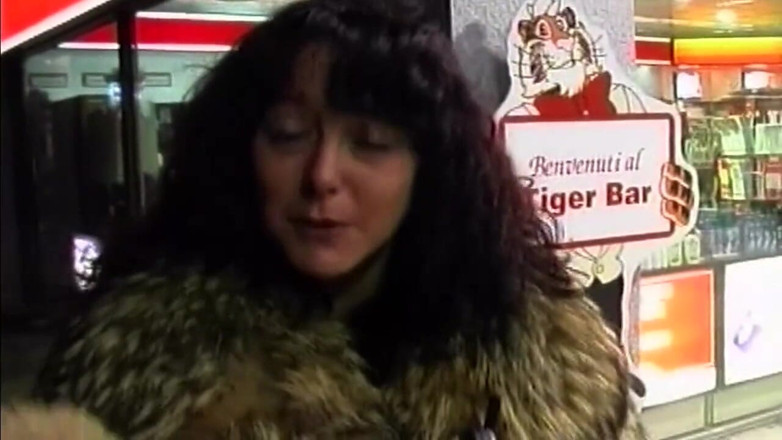 Bangora MILFs: Una milf arrapata si infila un enorme dildo in un'avventura...
