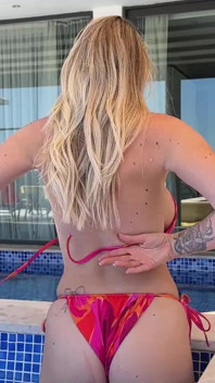 Adik tiri Bikini Striptis