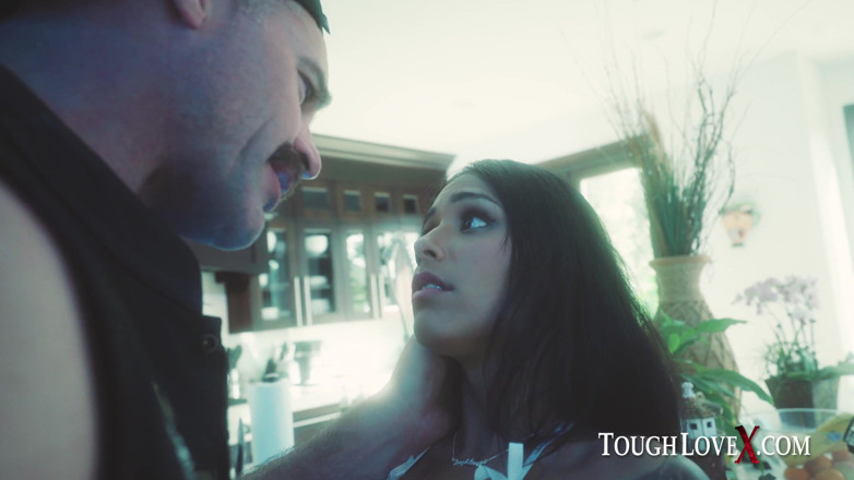 ToughLoveX: Pembantu rumah nakal Camila Cortez didisiplin