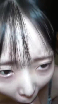 아이돌 레벨의 깨지기 쉽고 빛나는 미녀는 드문 첫 개인 출연으로 그녀의 매력을 보여줍니다.