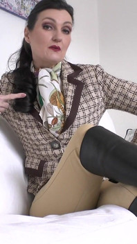 ตอนนี้เธอจะได้เลียฝ่าเท้าของฉันแล้ว สลัทใส่ผ้าคลุมหัว! เลดี้ Victoria Valente