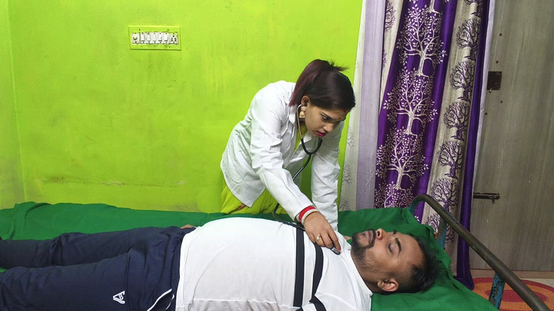 Sona bhabhi: Sexy indická dáma doktorka ošukaná jejím pacientem, když je tritment...