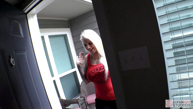 Siren XXX Studios: पत्नी ने अपनी प्रेमिका के साथ पति को चौंका दिया