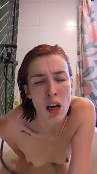 Pixie rosa orgasmos en la bañera usando el cabezal de la ducha!