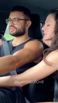 Vibratör beni kenara itti ve sonra sıra onun oldu. Ve her saniyenin tadını çıkarıyorum.