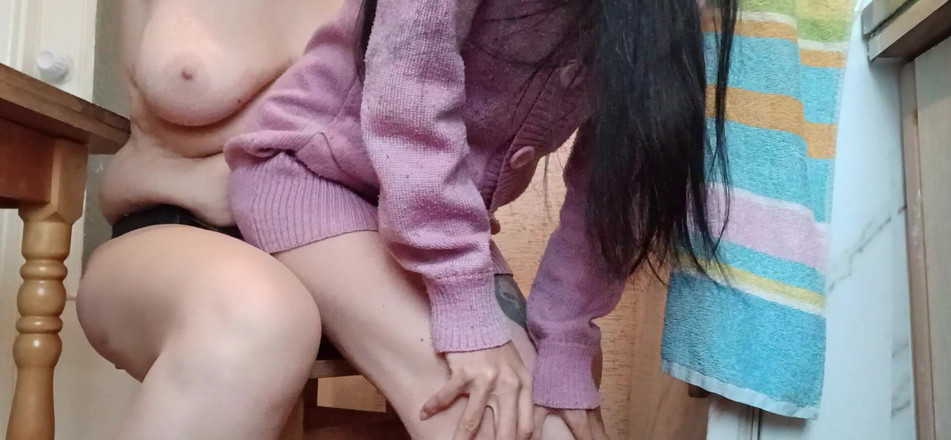 Lesbian-illusion: Szybki seks lesbijski w kuchni z paskiem