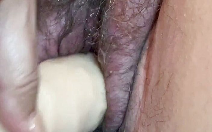 Sex Shaq: Amatör hårig fitta cuming 3 gånger med dildo