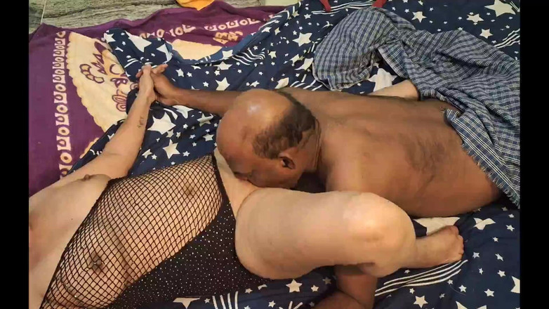 Sexy sindu: Memek sempit cewek ini dientot habis-habisan di ranjang sambil bugil!