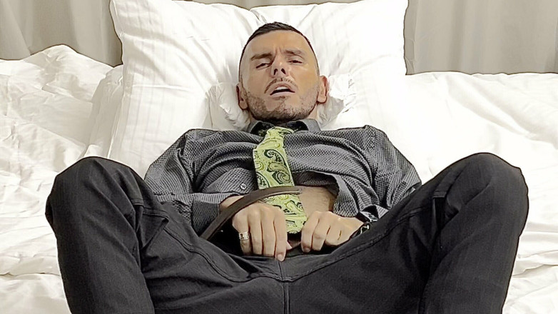 Werther1: Pebisnis anal muncrat dalam gaya kantor memakai kaus kaki