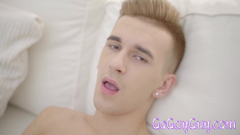 Gogayguy: Vor hause masturbiert sie