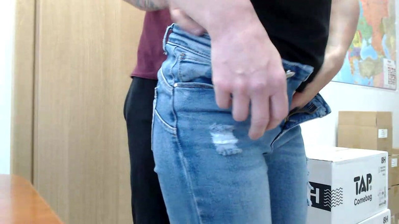 MagicStas: Pantat bahenol pacarku di balik celana jins dan celana dalam...