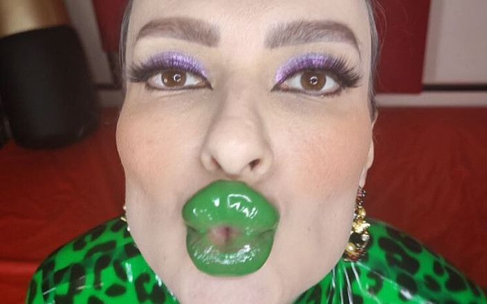 Princess18_: Svádím tě svými lesklými zelenými minty rty a polibky a...