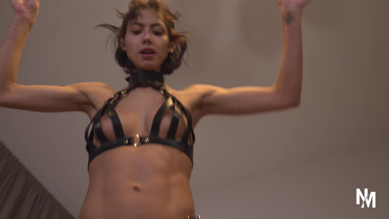 NM fetish femdom videos by Princess Nikki Cruel: Štíhlá holka zápasí se svým maskovaným otrokem