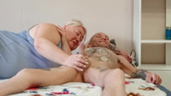 Zona901: Buurvrouw zuigt al het sperma uit een lul