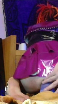 Dernière partie d’une longue séance de baise en pvc violet, la dernière série de jouets anaux extrêmes XL énormes