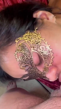 फिलीपीनी milf(चोदने लायक मम्मी) लाल साटन पर लंड चुसाई से पीछे तक वीर्य निकालती है - lexxi Wett