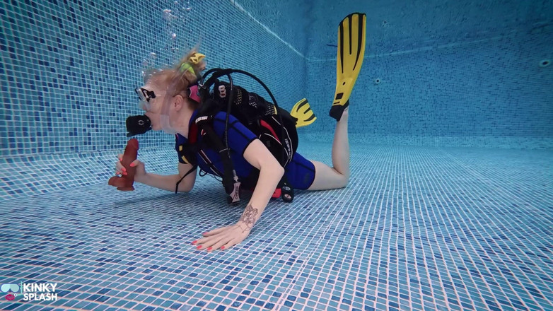 UKCuteGirl Lucy Lauren: Deepthroat dive scuba latihan menghisap