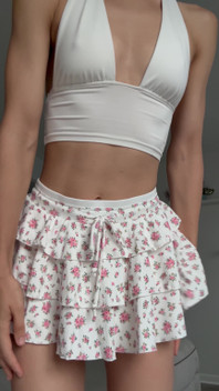 Uczucie flirtu w tej falbankowej spódnicy mini