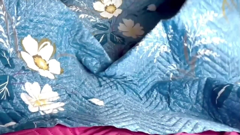 Tiffany Montavani: 이불 아래에서 배다른 아들을 잡고 섹스하는 음란한 새엄마