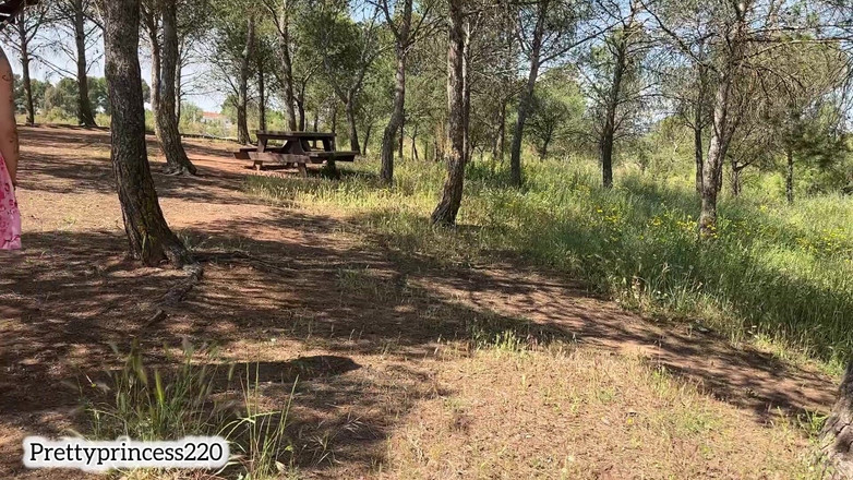 Panfil corina: Olha o que está saindo debaixo da minha saia