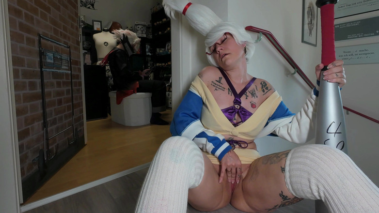Damagedcosplays: Косплеерша Dandadan Seiko делает Okarun в бондаже дрочку ногами