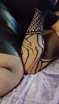 Majikan dominan ngentot memeknya pakai vibrator sampai muncrat berkali-kali