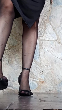 Di depan Anda sekretaris dengan celana ketat dan sepatu hak stiletto tergantung di kakinya