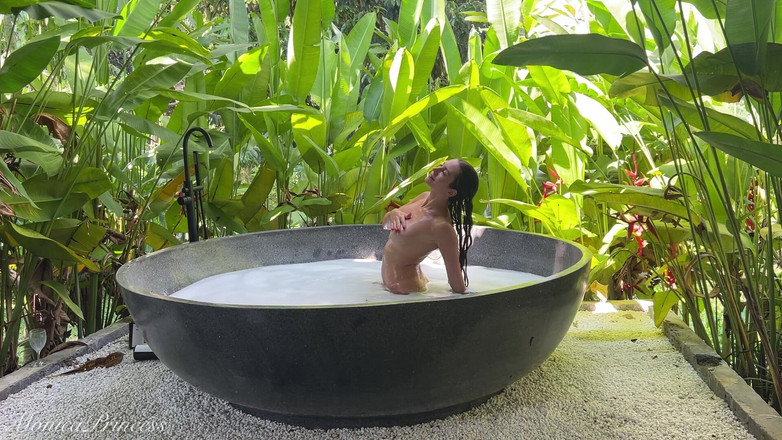 Princess Monica: ジャングルバスネイキッド - 舞台裏