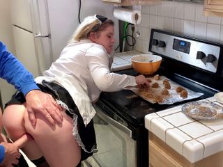 Erin Electra: La cameriera prende il cazzo duro in cucina