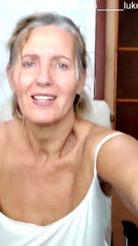 La allegra lukerya con le tette che rimbalzano comunica nel kit