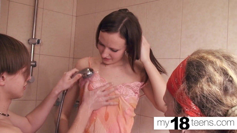 My 18 Teens: Dvojité kouření a lízání ptáka a výstřik! - dva ptáci, jedna...