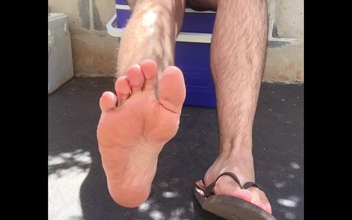 Manly foot: Flip flops / sandal baru perlu untuk memecahnya supaya enak dan...