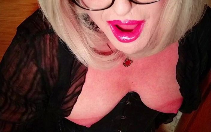 Emma Browne: 大きな乳首のTgirlはどこでも絶頂します