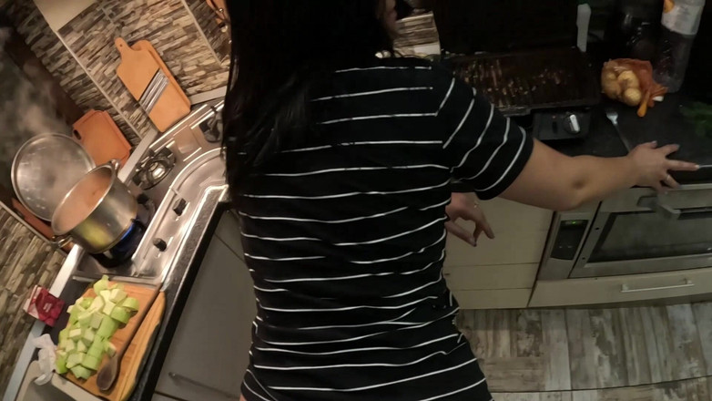 MilfyCalla: Atrapado por mi vecino - mamada en primer plano, perrito y...