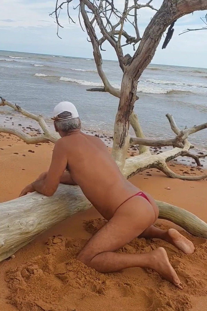 Ladysilvas: Ladysilva in sexy höschen zeigt ihren heißen arsch am strand