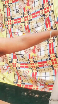 Fată desi în pantaloni scurți care poartă bluză albă și bandă de păr devine goală pentru cameră