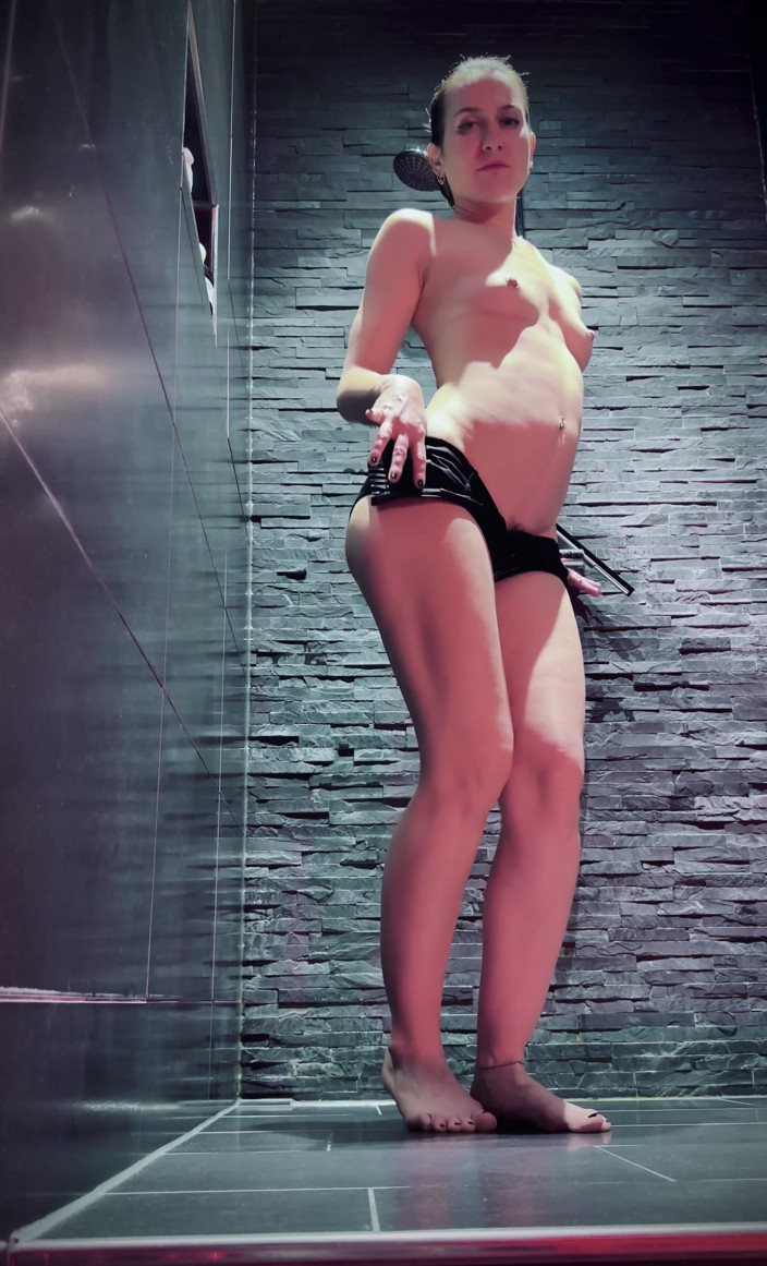 Miss Flora: Striptis Fetish Sembah Pantat Di Bilik Mandi