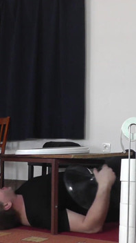 Amy Douxxx mijando em uma caixa de banheiro humana